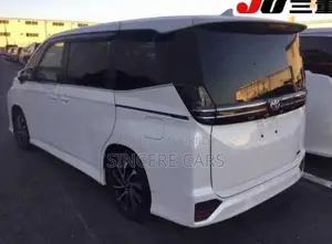 Toyota Voxy SZ HYB WITH LEG REST 2022