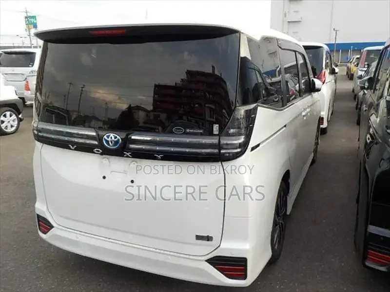 Toyota Voxy SZ HYB WITH LEG REST 2022