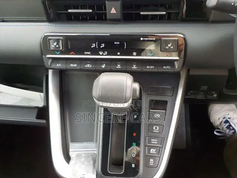 Toyota Voxy SZ HYB WITH LEG REST 2022
