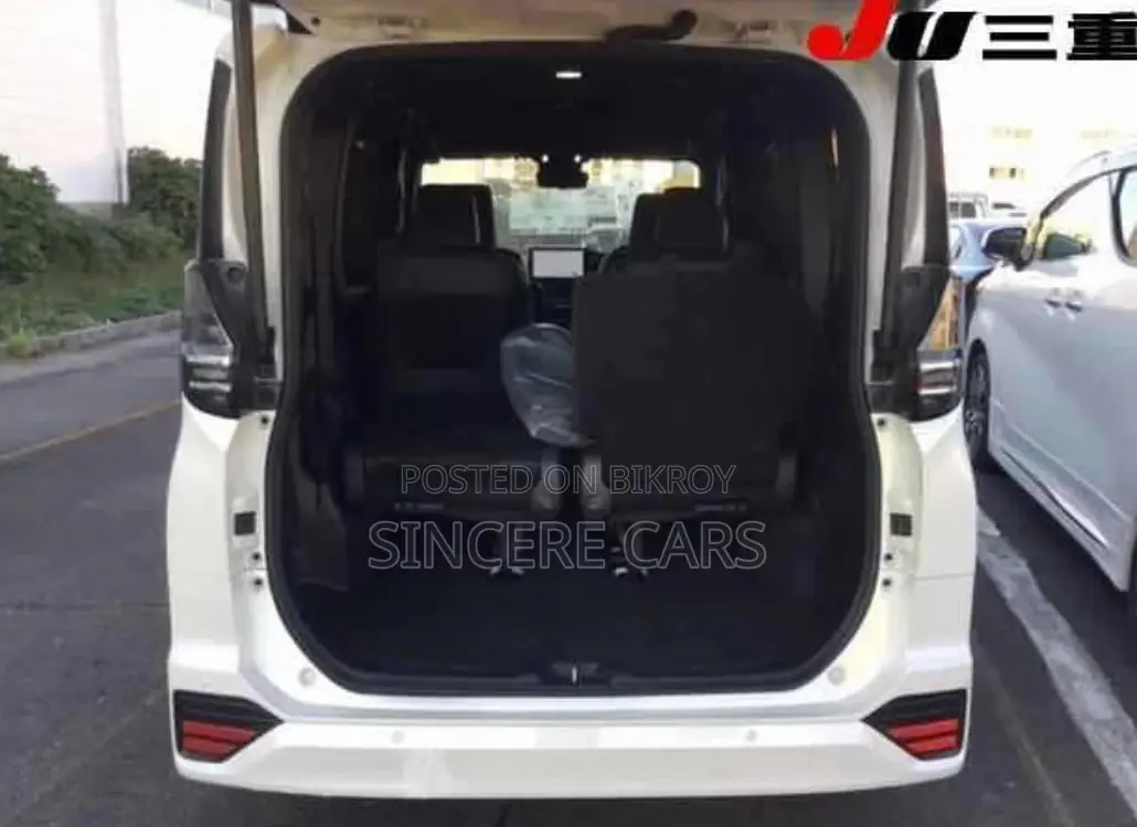 Toyota Voxy SZ HYB WITH LEG REST 2022