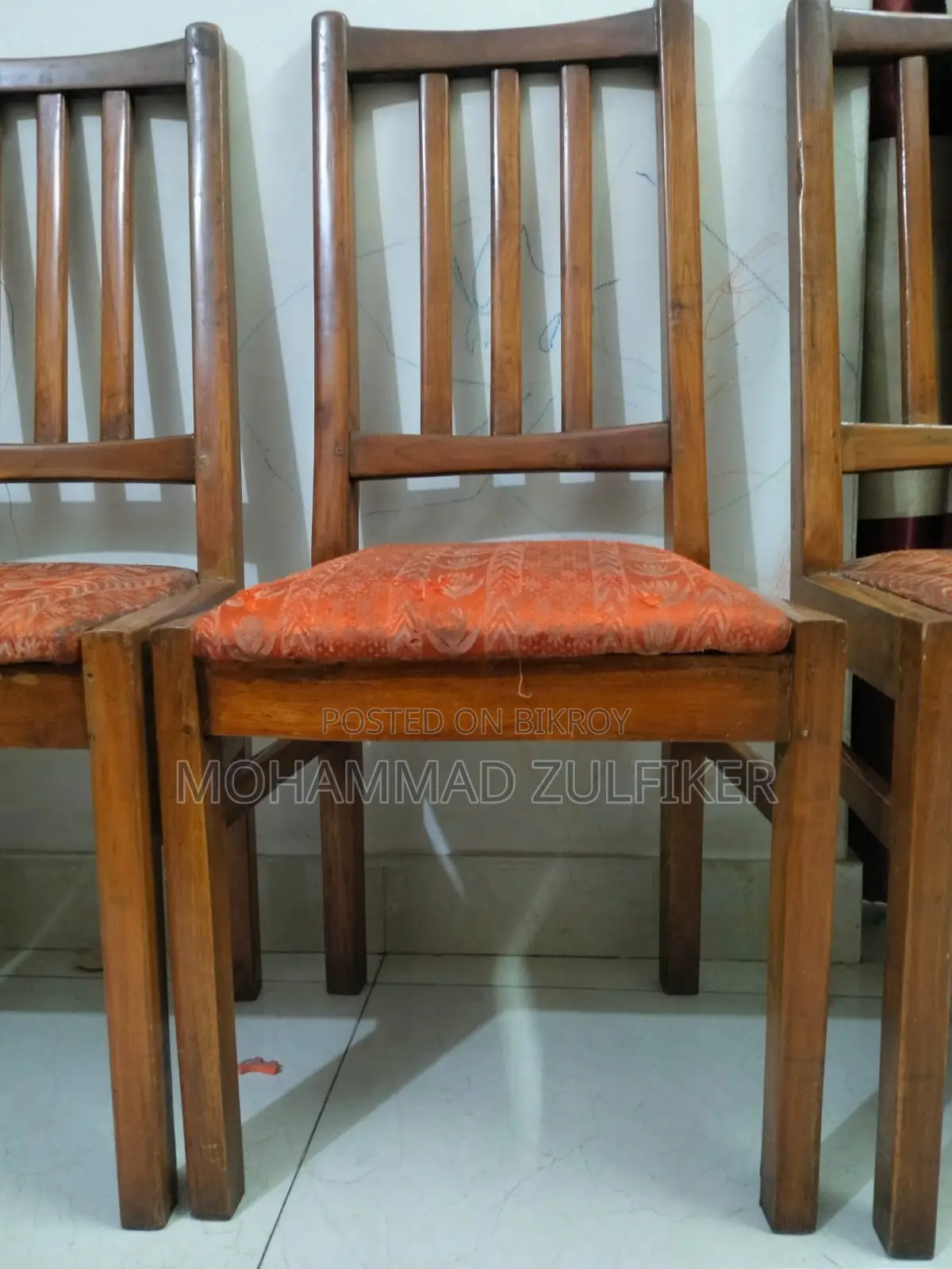 চারটি সেগুন কাঠের চেয়ার বিক্রি হবে।