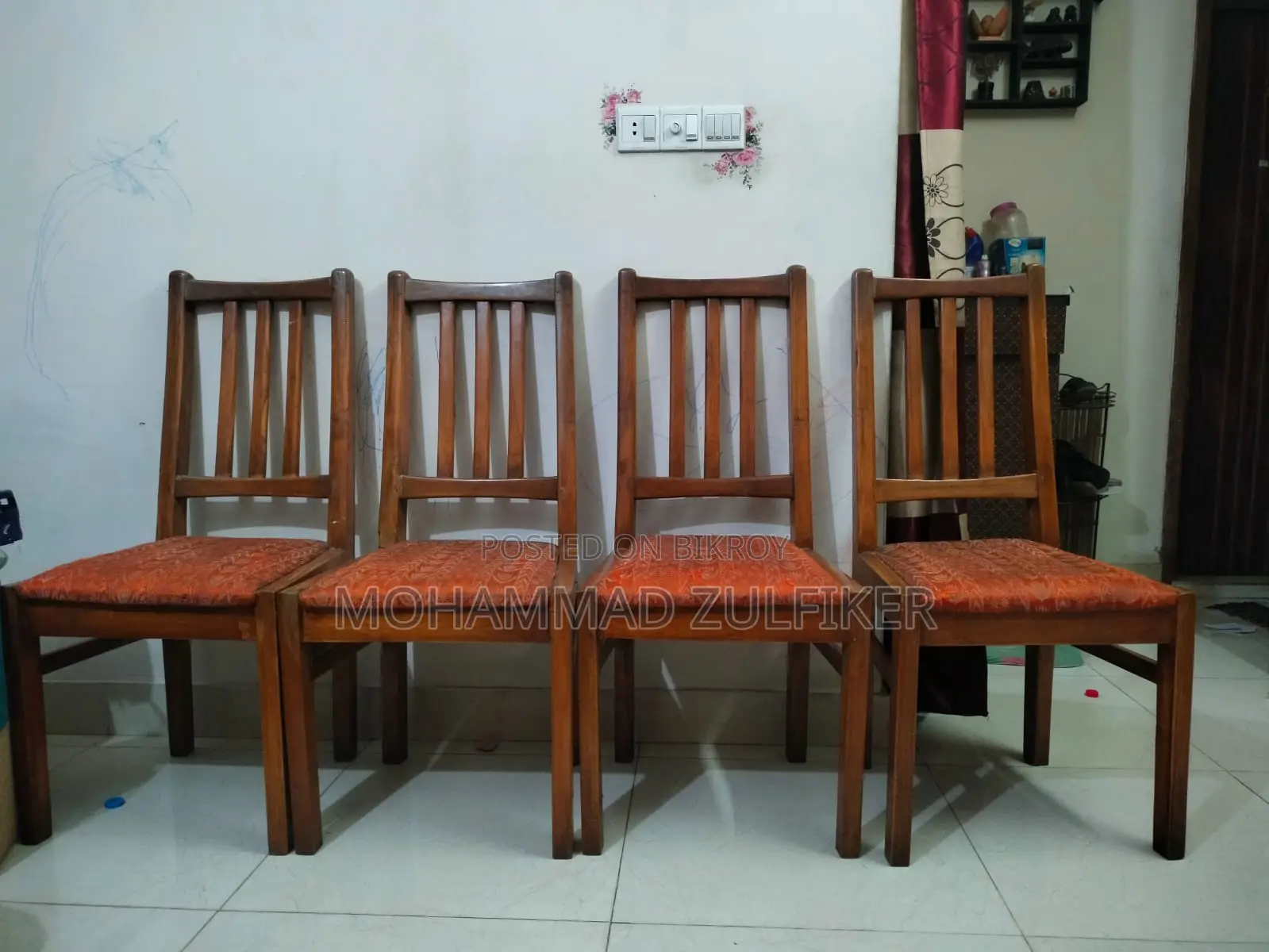 চারটি সেগুন কাঠের চেয়ার বিক্রি হবে।