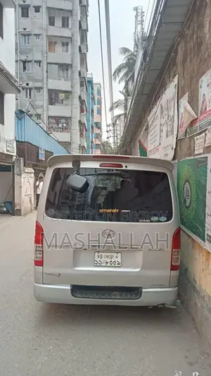 Toyota Hiace 2013