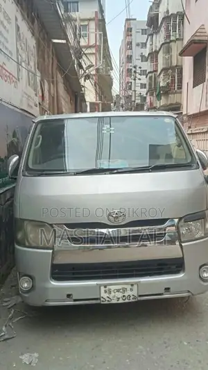 Toyota Hiace 2013