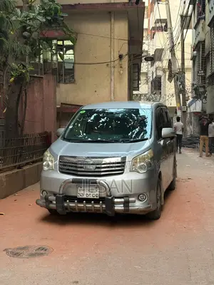 Toyota Noah X Package 2011