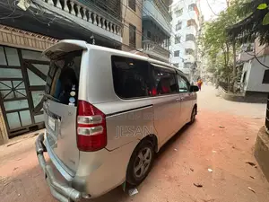 Toyota Noah X Package 2011