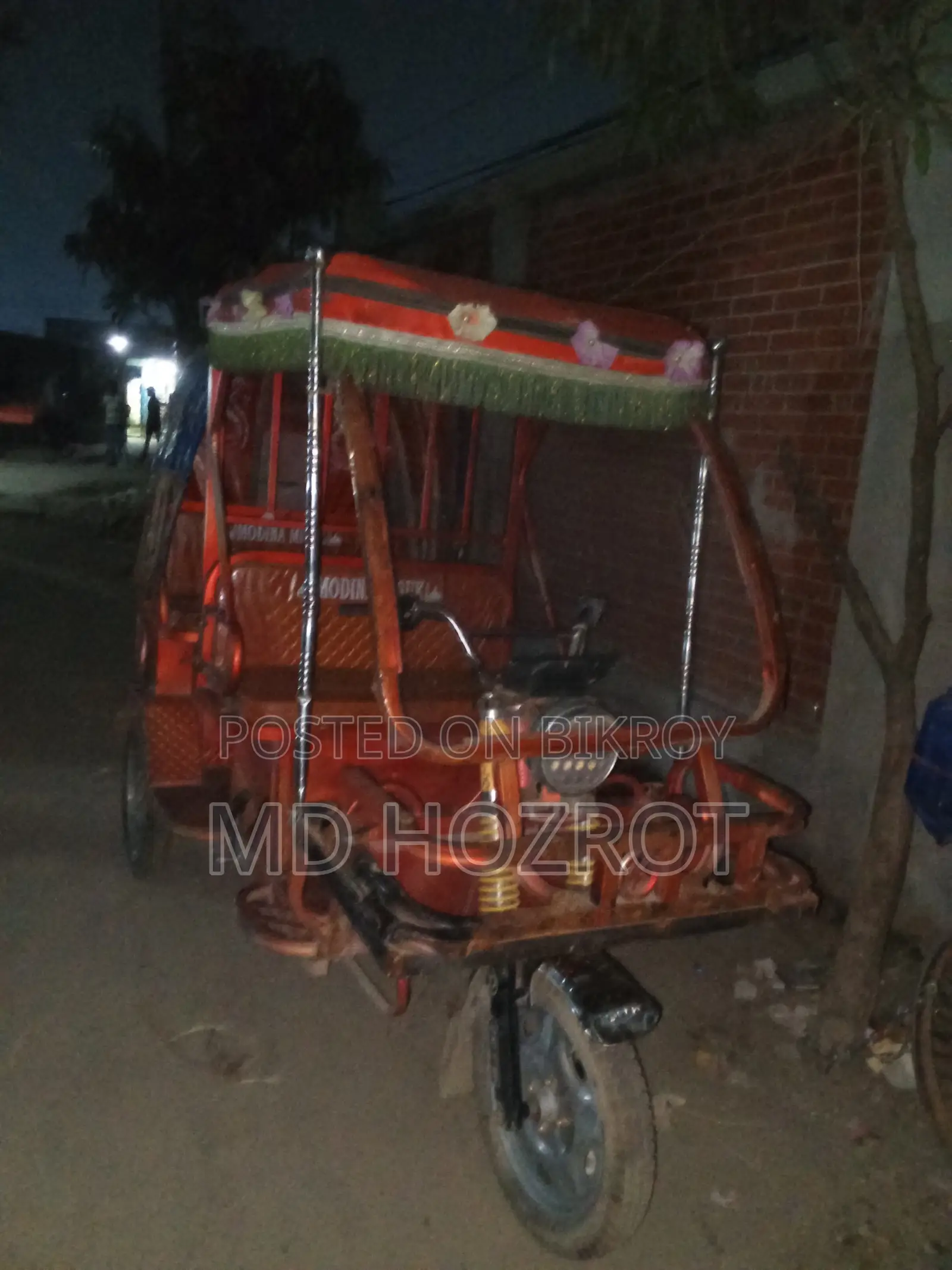 ব্যাটারি ছাড়া একটি মিশুক অটোরিকশা বিক্রি করা হবে