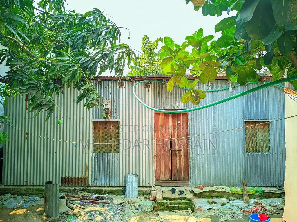 শুধু টিনের একছালা এই ঘরটি বিক্রি করা হবে।