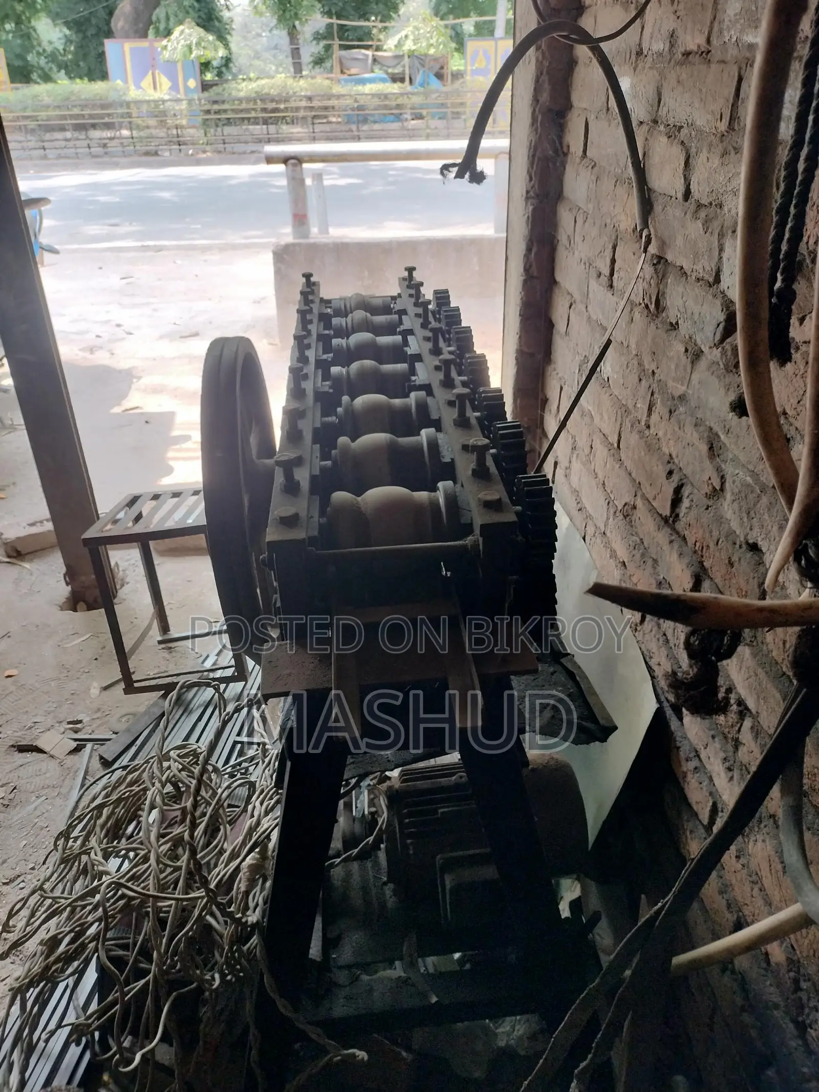 Shutter making machine and sheet cutter