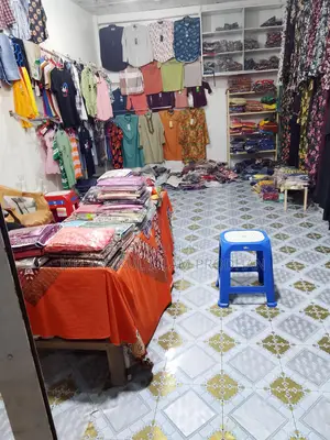 নতুন কাপড় শার্ট প্যান্ট পাঞ্জাবি বোরখা টি পলো বিক্রি ।