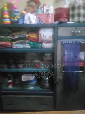 কম দামে একটি শোকেস বিক্রি হবে