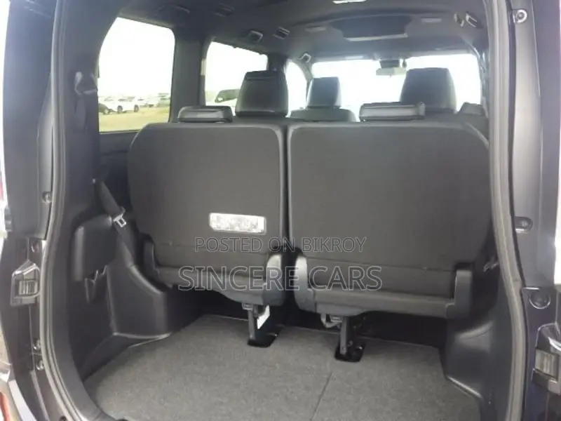 Toyota Esquire GI HYB 4POINT 2018