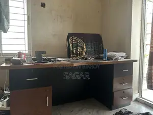 টেবিল চেয়ার