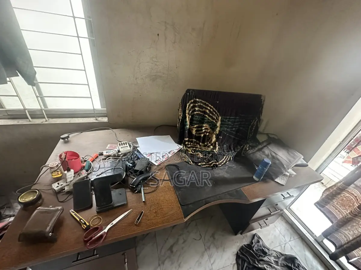 টেবিল চেয়ার