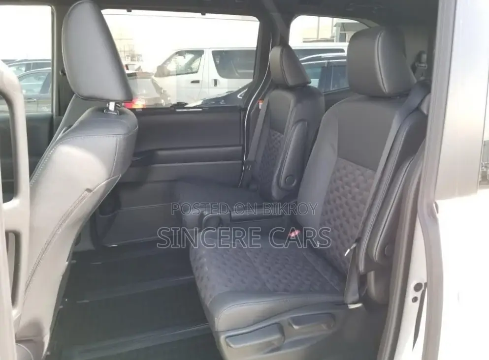 Toyota Voxy Non Hyb Sz 4.5 Grad 2023
