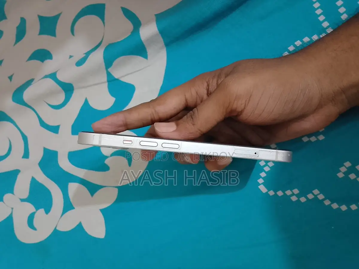 Apple iPhone 13 . (Used)