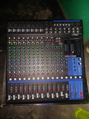 Yamaha MG16XU analog mixing console