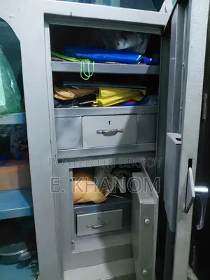 স্টিলের শোকেস