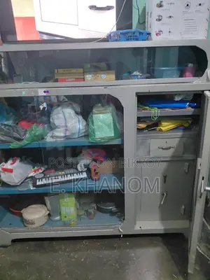স্টিলের শোকেস