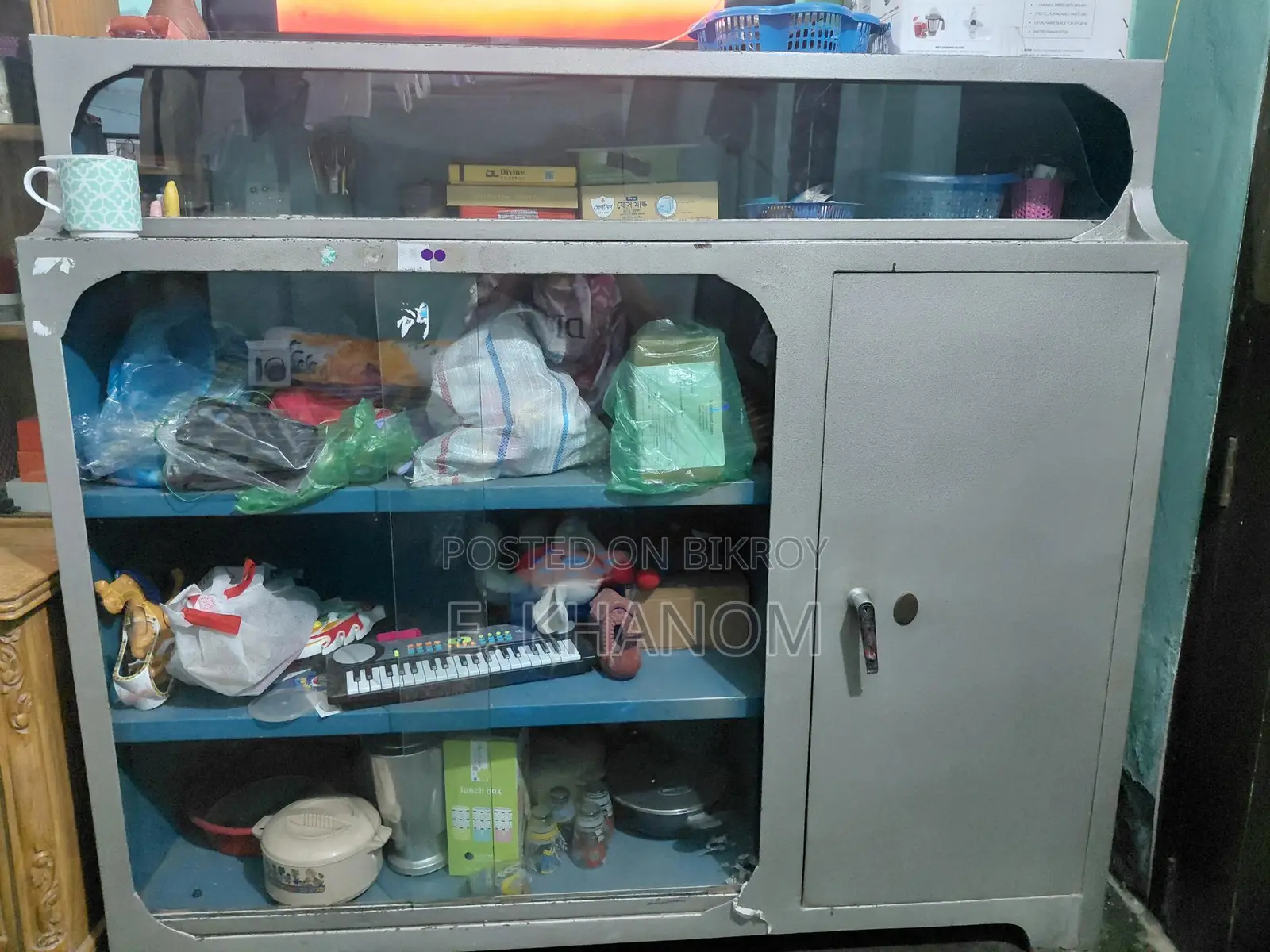 স্টিলের শোকেস