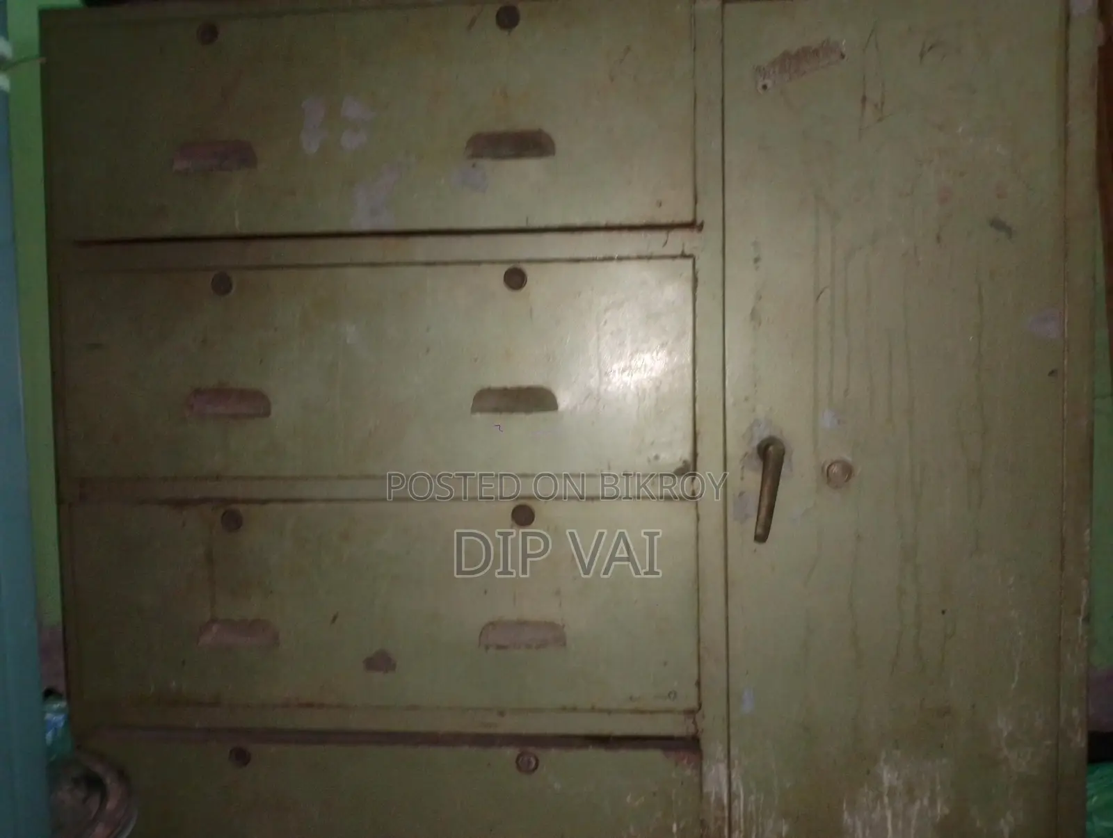 স্টিলের ওয়ারড্রব