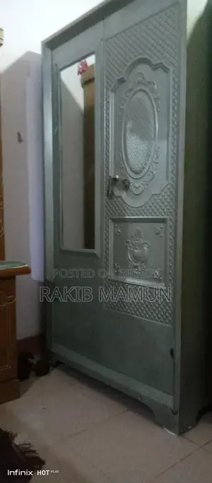 স্টিলের আলমারি