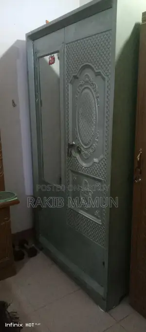 স্টিলের আলমারি