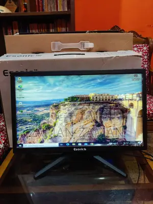 Esonic Monitor with keyboard and mouse