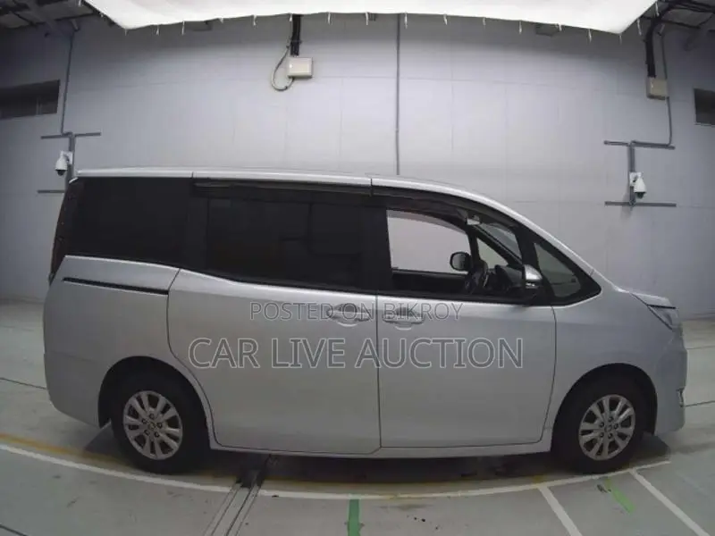 Toyota Noah HYBRID 2021