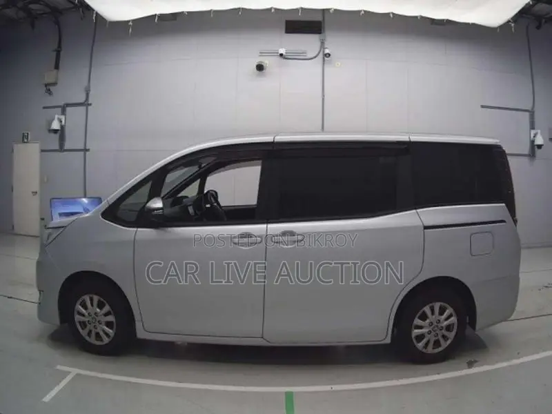 Toyota Noah HYBRID 2021