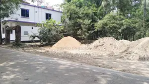 এই জমি টি ইমারজেন্সি বিক্রি করা হবে।