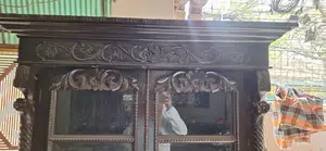 একটা পুরাতন মডেলের আলমারি বিক্রি হবে
