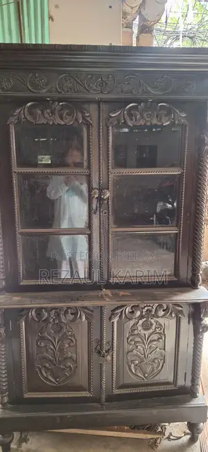 একটা পুরাতন মডেলের আলমারি বিক্রি হবে
