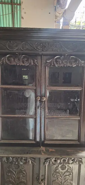 একটা পুরাতন মডেলের আলমারি বিক্রি হবে