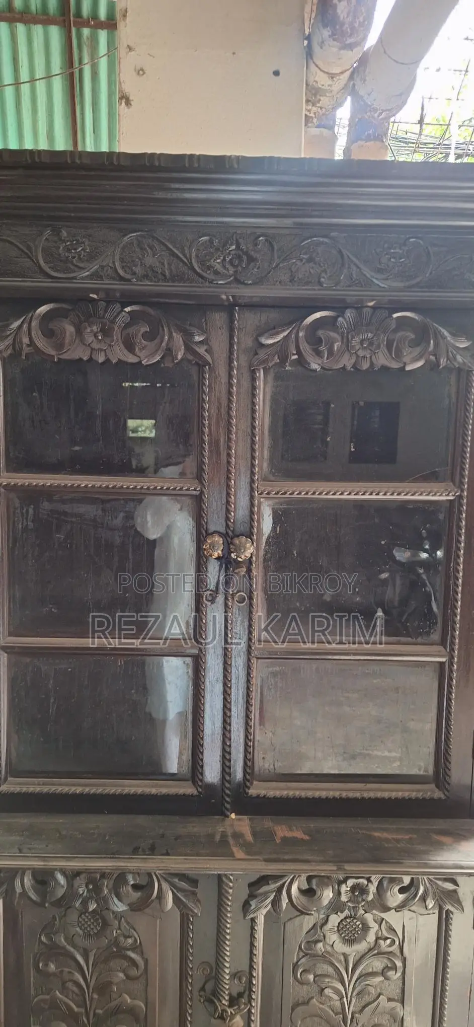 একটা পুরাতন মডেলের আলমারি বিক্রি হবে