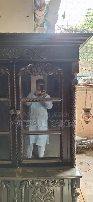 একটা পুরাতন মডেলের আলমারি বিক্রি হবে