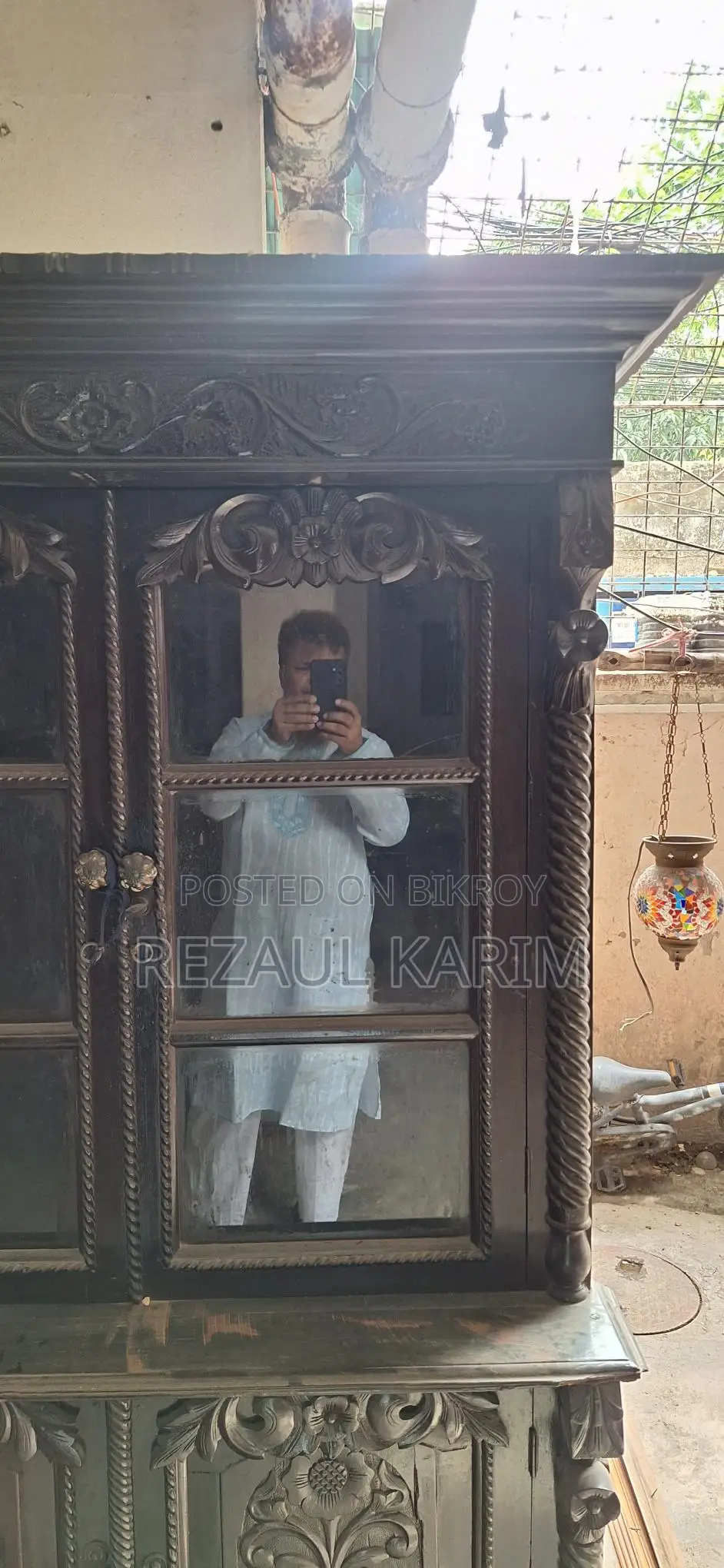 একটা পুরাতন মডেলের আলমারি বিক্রি হবে