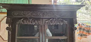 একটা পুরাতন মডেলের আলমারি বিক্রি হবে