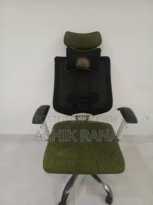 একটি টেবিল চেয়ার।