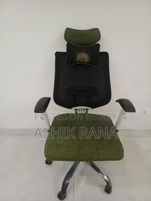 একটি টেবিল চেয়ার।