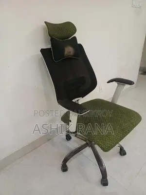 একটি টেবিল চেয়ার।