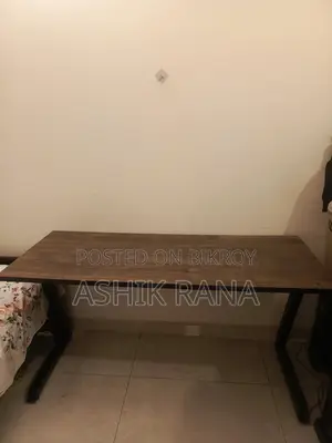 একটি টেবিল চেয়ার।