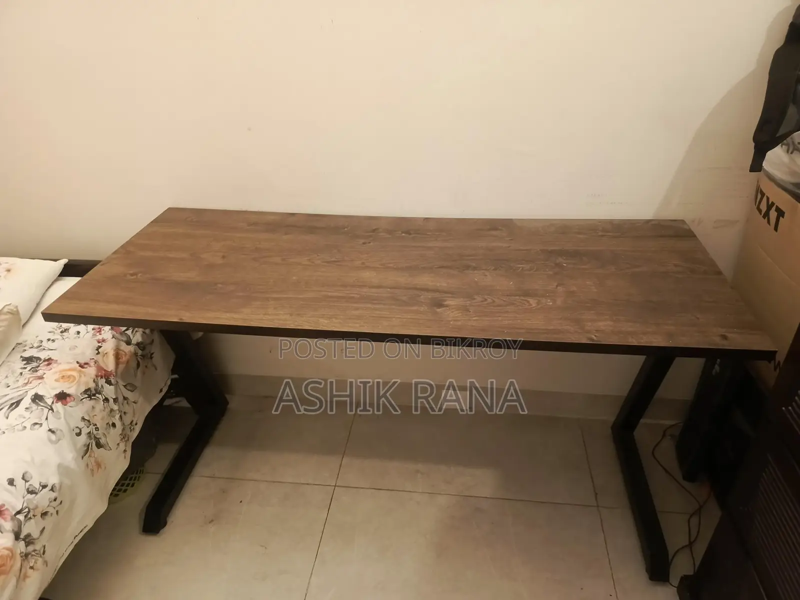 একটি টেবিল চেয়ার।
