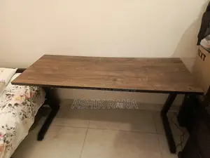 একটি টেবিল চেয়ার।