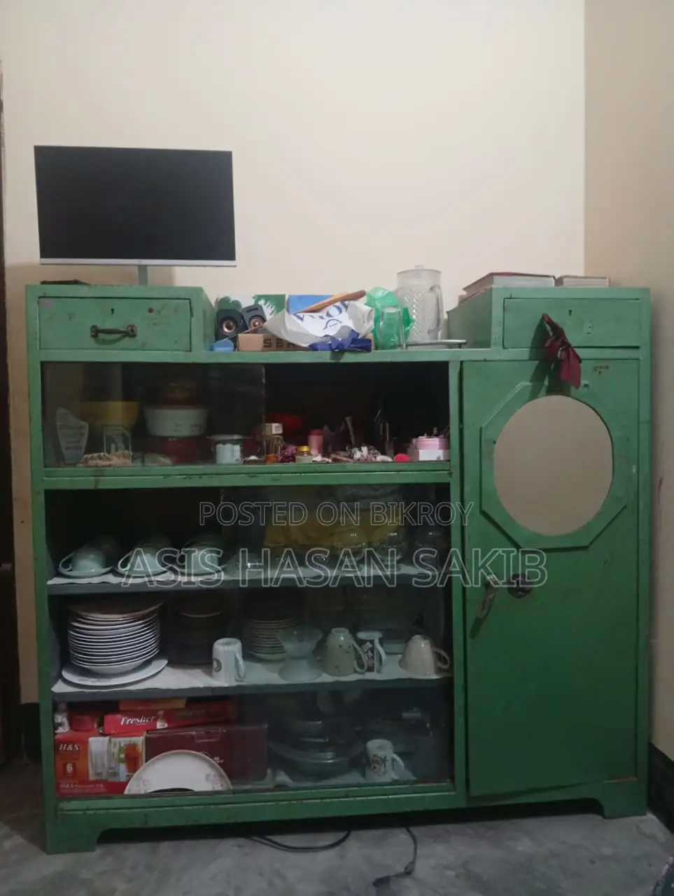 Sturdy Iron Sheet Showcase for Sale