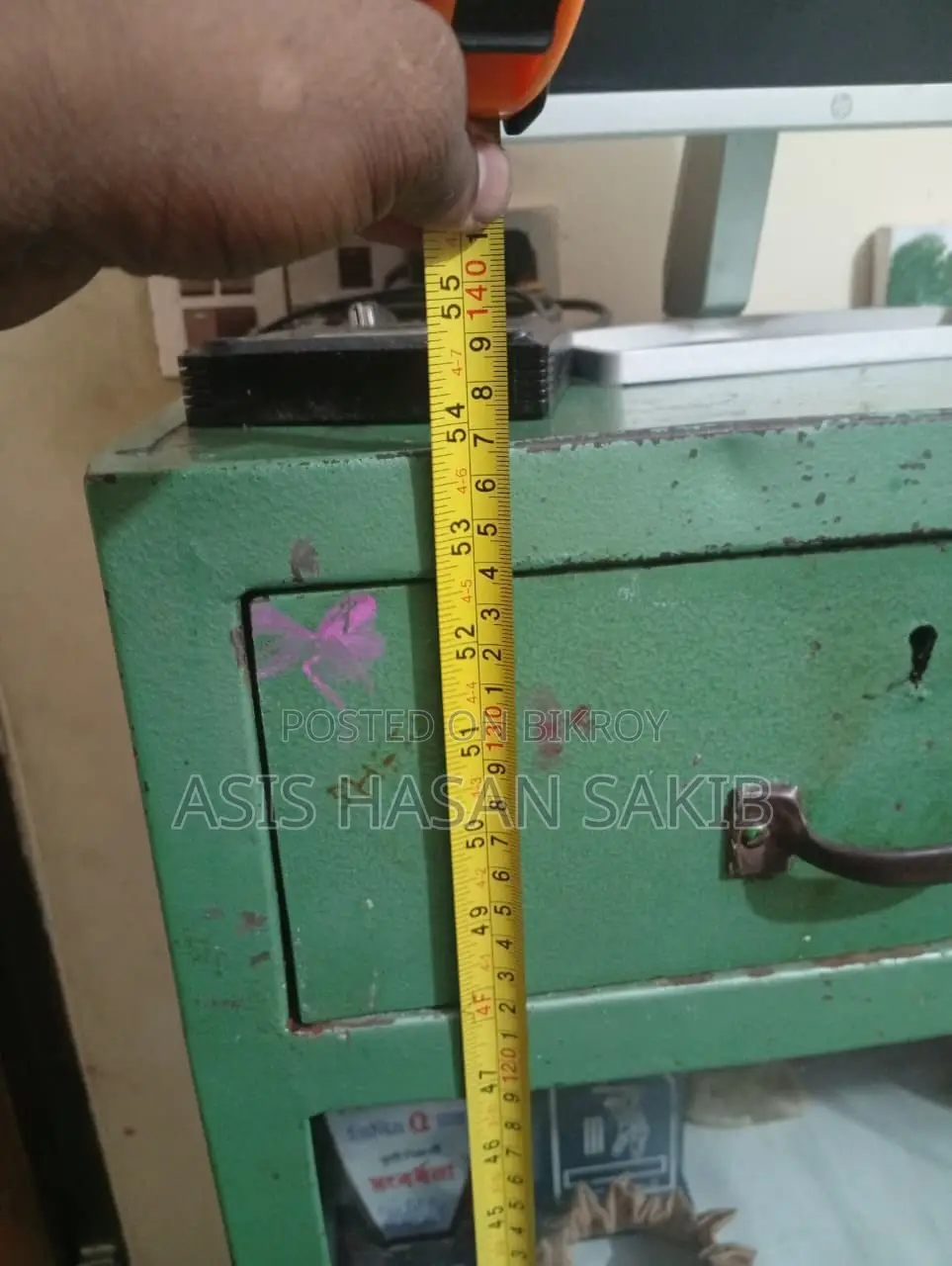 Sturdy Iron Sheet Showcase for Sale