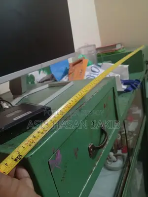 Sturdy Iron Sheet Showcase for Sale