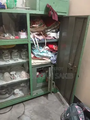 Sturdy Iron Sheet Showcase for Sale
