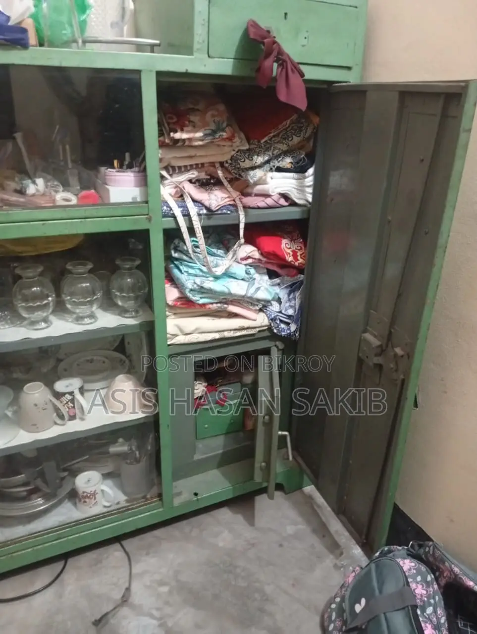 Sturdy Iron Sheet Showcase for Sale