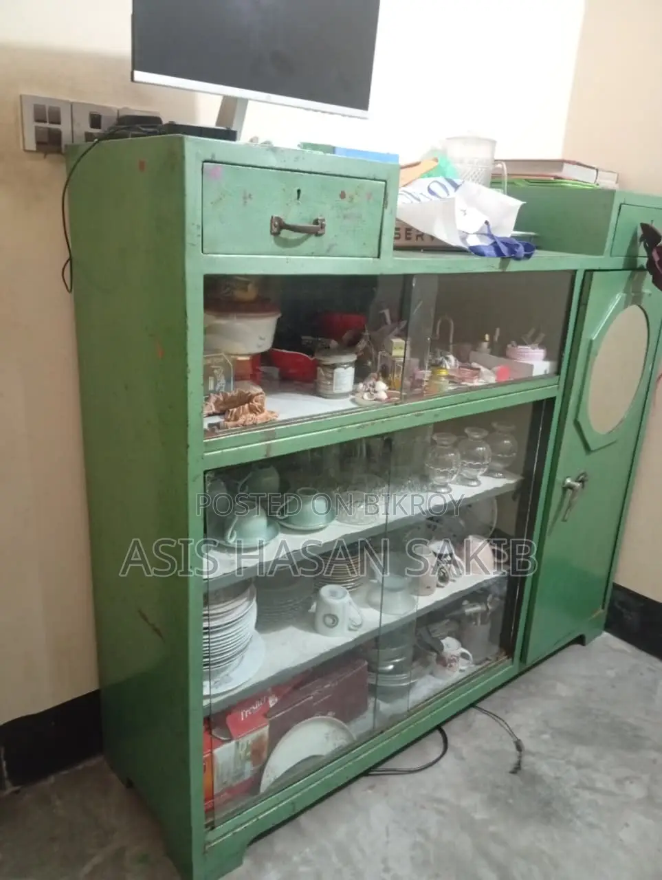 Sturdy Iron Sheet Showcase for Sale